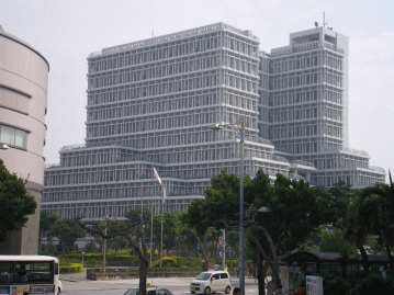 那覇市役所　車３分（約２ｋｍ)