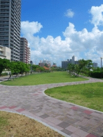 物件南側徒歩1分（約５０m）の黄金森公園