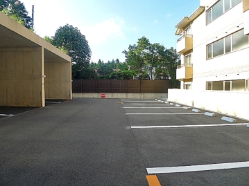 敷地内平置き駐車場（建物の西側）