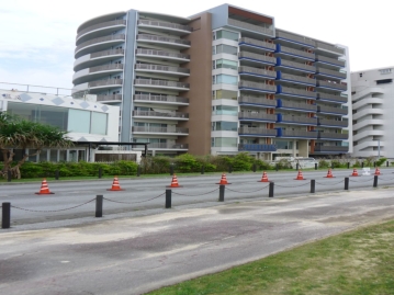 安良波公園内北西から見た外観