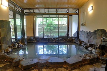 趣のある露天風呂付き温泉大浴場『岩風呂』