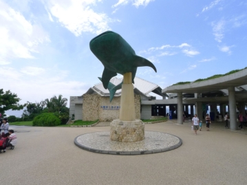 沖縄美ら海水族館まで車で３分（約２ｋｍ）