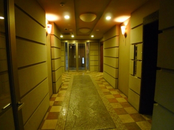 石畳調で広々と高級感あるエレベーターホール