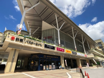 沖縄本島内のバス路線の中心「那覇バスターミナル」。徒歩約１０分（約８００ｍ）