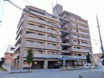 北側から見た対象不動産外観、写真左に歩道(６ｍ)が通っています