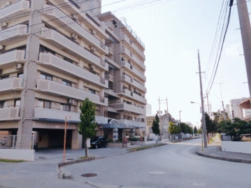 北側前面道路、写真正面奥へ進むとアラハ公園です