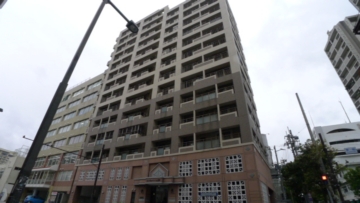 平成１２年築、１３階建の対象不動産外観