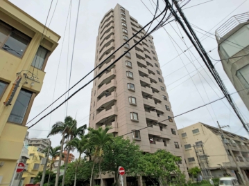 那覇市街の中心部「松尾」に立地する１６階建の外観