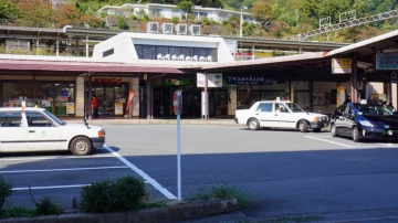 ≪ＪＲ湯河原駅（徒歩約９分、約７００ｍ）≫