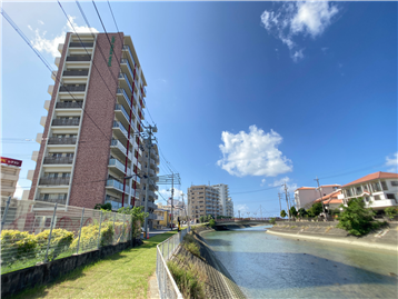 川沿いに建つ地上１１階建ての外観（左手前）