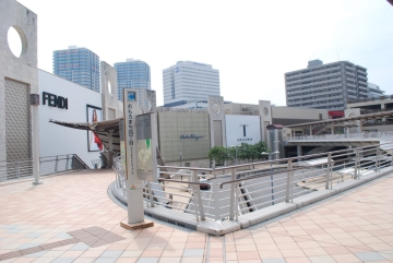 沖縄都市モノレール線「おもろまち」駅前（約２９０ｍ　対象不動産方向を撮影）