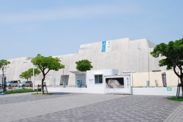 県立博物館（約６５０ｍ）