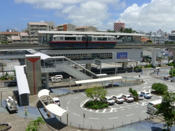 沖縄都市モノレール線「赤嶺」駅と駅前の交通広場