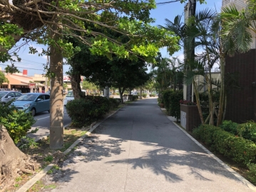 対象不動産建物北側の歩道