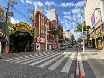 国際通りに交わる平和通り商店街まで約２７０ｍ