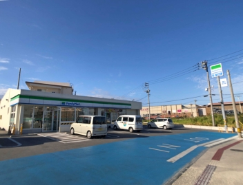 ファミリーマート北中ライカム店まで徒歩約２分（約１３０ｍ）