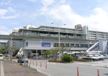 沖縄都市モノレール線「小禄」駅徒歩約１分（約８０ｍ）