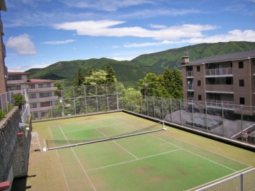 テニスコート（予約制・有料：１時間１０００円）